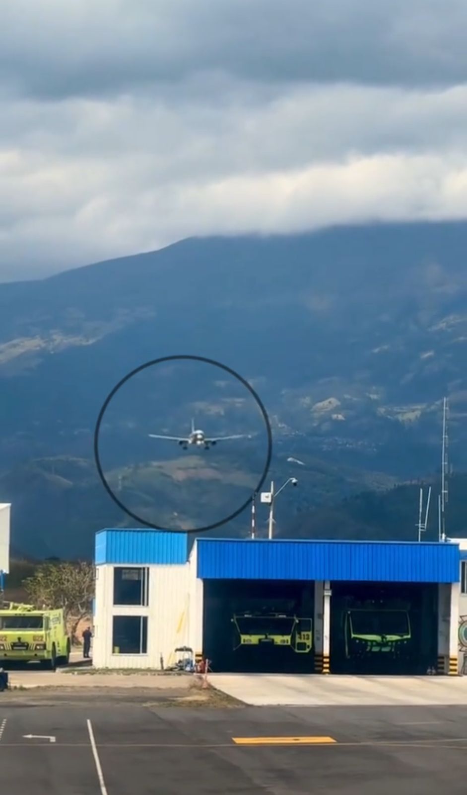 Fuertes vientos impidieron el aterrizaje de un avión